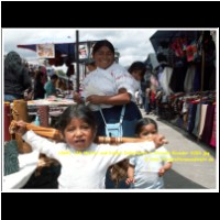 12691 126 Mutter und Kinder Indiomarkt in Otavalo Ecuador 2006.jpg